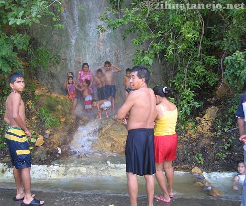 Una familia ba��ndose en la cascada de Ixtapa